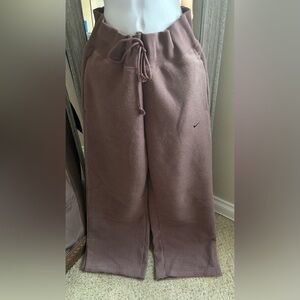 Women’s nike wide leg with pockets fits M/L looks new